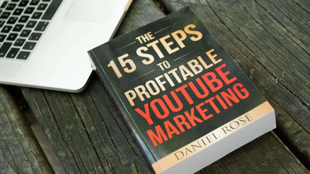 Adrain präsentiert seine Top 5 Marketing Bücher. Mit dabei: 15 Steps to profitable YouTube Marketing.