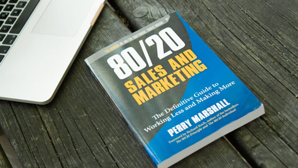 Adrain präsentiert seine Top 5 Marketing Bücher. Mit dabei: 80/20 Sales Marketing.