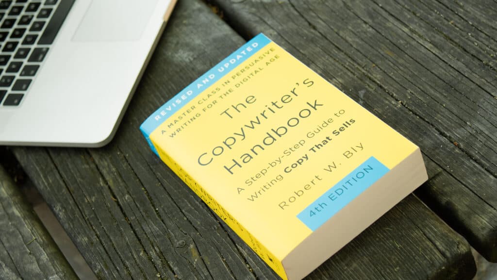 Adrain präsentiert seine Top 5 Marketing Bücher. Mit dabei: The Copywriter's Handbook.